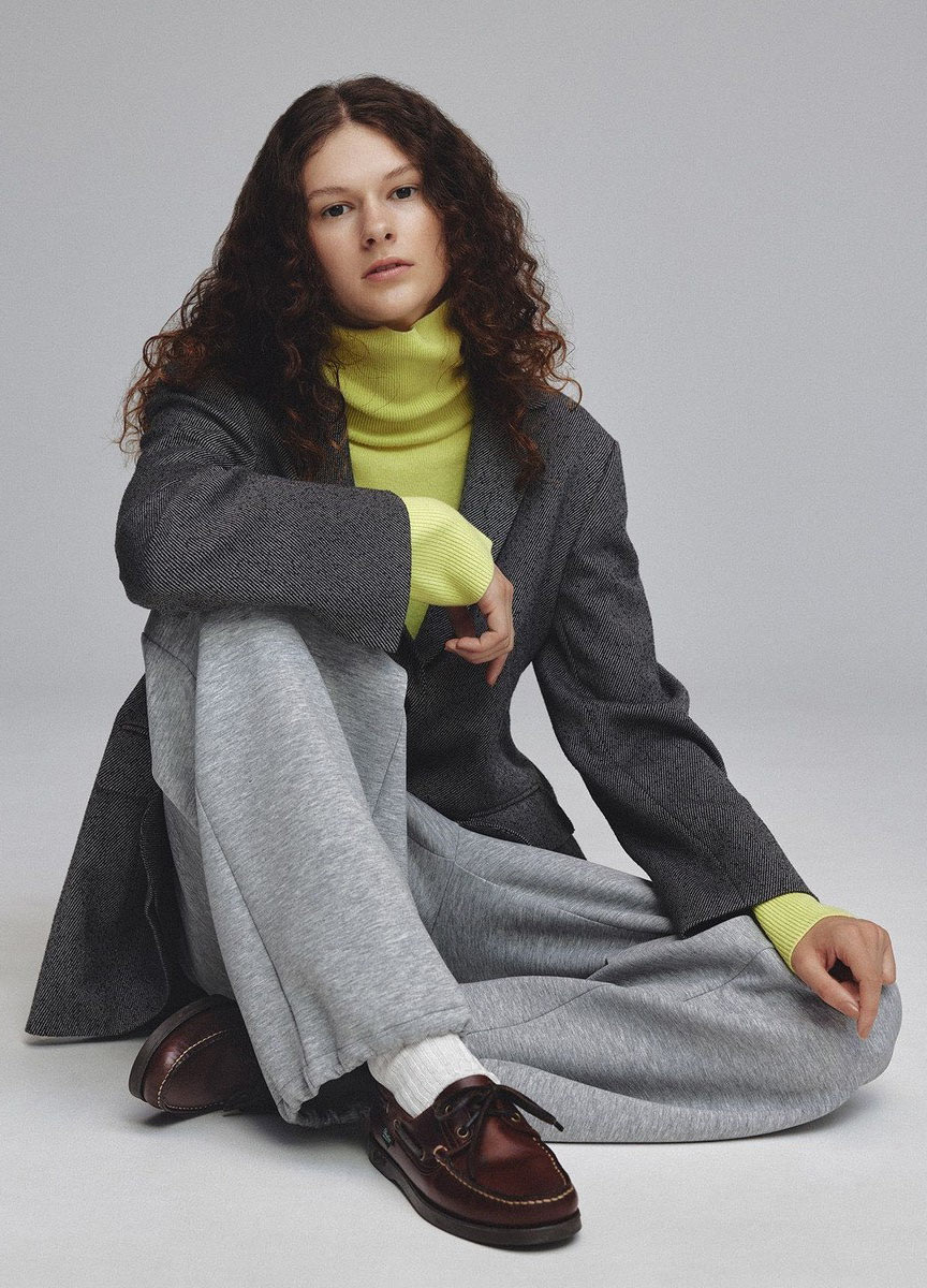 後釦飾高領針織上衣